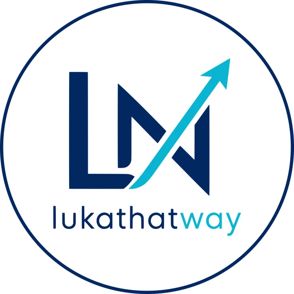 Logo von lukathatway: die Buchstaben LN mit einem türkisen Pfeil nach oben und dem Schriftzug lukathatway in einem runden Rahmen.
